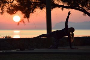 Yoga i solnedgången på Kreta