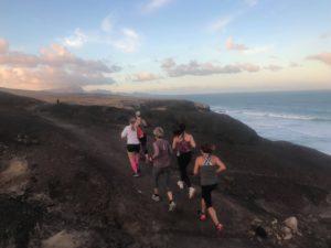 Grupp springer under träningsresa till Fuerteventura