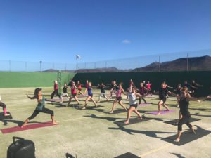 Stretchning under träningsresa till Fuerteventura